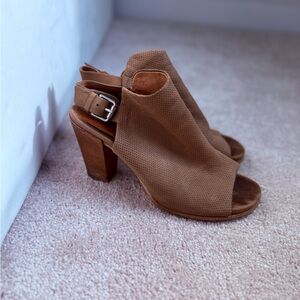 Gentle Souls Women's Tan Heeled Shoes